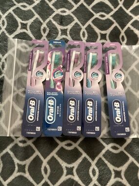 Oral-B Advanced and Vivid Whitening toothbrushes bundle NEW